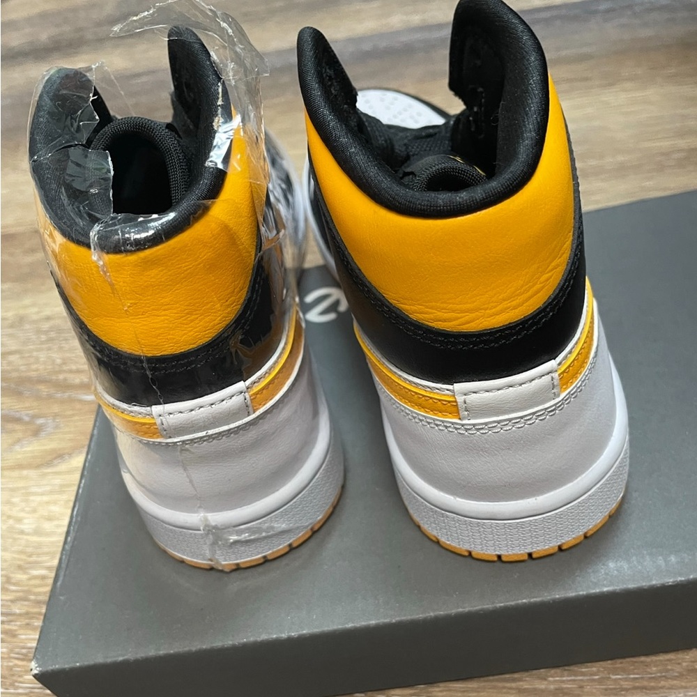 Nike Women’s Air Jordan 1 Mid Laser Orange/Black - Brand New 7.5 (W) - Picture 5 of 8